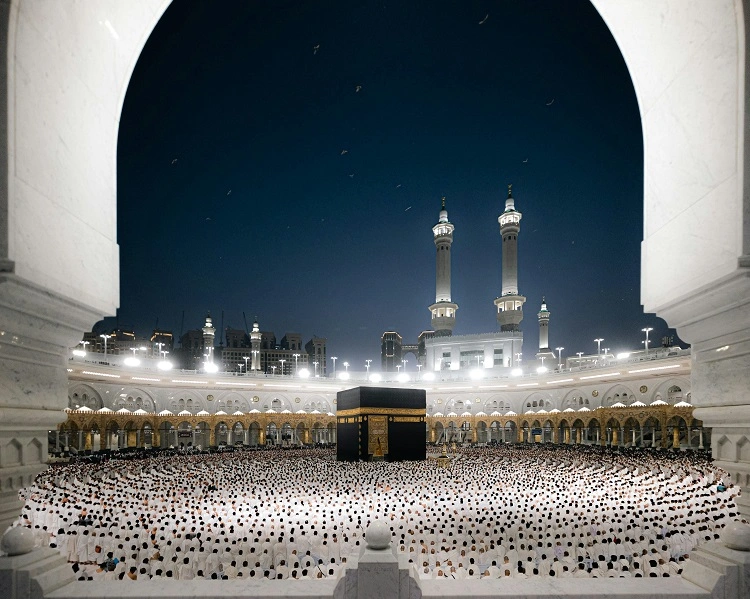 Menjalankan ibadah umroh ke Tanah Suci, Sumber: pexels.com